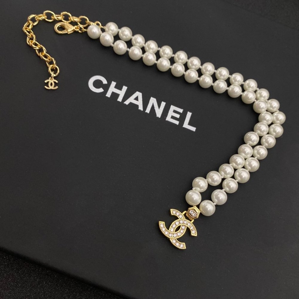 Chanel CC pearl necklace
